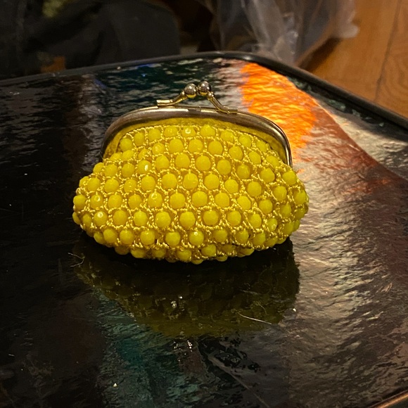 Adorable VTG 1920’s bright yellow crochet,beaded change/coin purse,kiss clasp - Picture 1 of 12